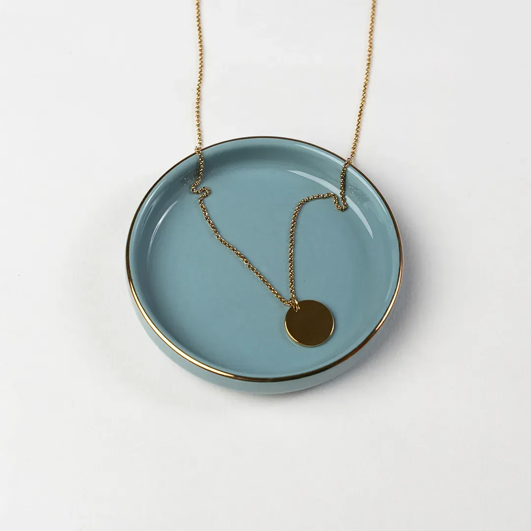 Springblossom — Goldkette auf Keramikschale